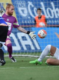 Záložník Bohemians Tomáš Čížek střílí gól do sítě brankáře Jablonce Vlastimila Hrubého