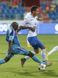 Fotbalisté Ostravy (v bílém) neudrželi v duelu s Boleslaví vedení 2:0 a mají jen bod