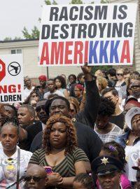 Během vzpomínkové akce na zastřeleného Afroameričana zazněly ve Fergusonu výstřely
