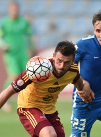 Josef Šural (v modrém) poslal Liberec do vedení, ve druhé půli ale za stavu 1:1 neproměnil penaltu