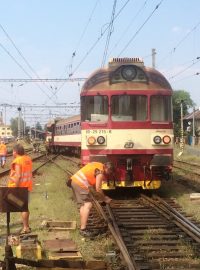 Mezi Letohradem a Týništěm nad Orlicí vykolejil spěšný vlak