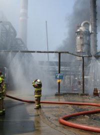 Hasičům se podařilo dostat pod kontrolu požár v areálu chemičky Unipetrol v Záluží u Litvínova na Mostecku