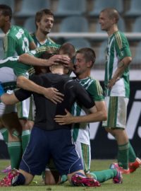 Brankář Bohemians Zdeněk Zlámal (zády) se raduje se spoluhráči z gólu v závěru zápasu