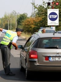 Silnice mezi Zálužím a Litvínovem se po požáru v chemičce zřejmě otevře kolem poledne