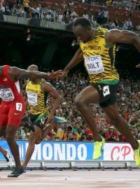 Jamajčan Usain Bolt vyhrál na atletickém MS v Pekingu sprint na 100 metrů, druhý doběhl Američan Gatlin (vlevo)