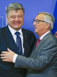 Ukrajinského prezidenta Petra Porošenka uvítal v Bruselu Jean-Claude Juncker