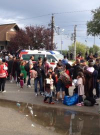 Tisíce uprchlíků dorazily v sobotu ráno na hranici s Rakouskem a dále do obce Nickelsdorf.