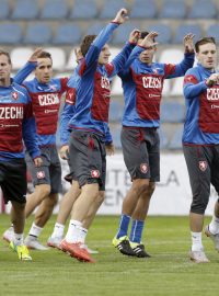 Čeští fotbalisté se rozcvičují v Rize před zápasem s domácím Lotyšskem