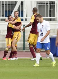 Fotbalisté pražské Dukly se radují z gólu v utkání s Baníkem Ostrava