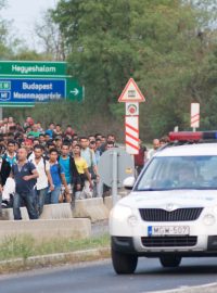 Vlna uprchlíků se za dohledu policie blíží k hraničnímu přechodu Hegyeshalom