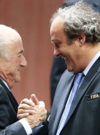 Michel Platini (vpravo) v květnu gratuloval Seppu Blatterovi ke znovuzvolení. Dnes je sám největším kandidátem na nového šéfa FIFA