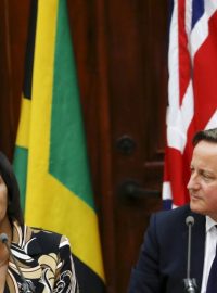 Britský premiér David Cameron a jamajská premiérka Portia Simpson Millerová