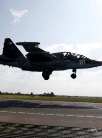 Běloruský letoun Suchoj Su-25 na vojenském cvičení nedaleko vesnice Krysovo. Stejný typ letadel nejspíš používá i Rusko v Sýrii