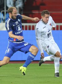 Fotbalisté Ostravy vyhráli v Synot lize nad Olomoucí. Roman Hubník (vlevo) brání Daniela Holzera.