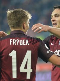 Fotbalisté Sparty Martin Frýdek a David Lafata se radují z gólu v utkání se Slováckem