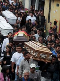 V Guatemale začali pohřbívat oběti sesuvů půdy
