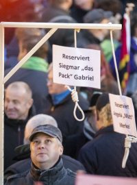 Maketa šibenice se jménem německé kancléřky Angely Merkelové a vicekancléře Sigmara Gabriela na demonstraci hnutí Pegida v Drážďanech