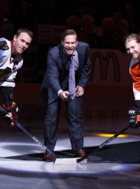 Finský hokejista Kimmo Timonen (uprostřed) se na ledě Philadelphie rozloučil s kariérou