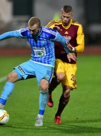 Fotbalisté pražské Dukly remizovali na Julisce s Mladou Boelslaví 1:1. Skalák si kryje míč před Marešem.