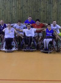 Tým Wheelchair Basket Studánka Pardubice pozval na trénink reportéra Českého rozhlasu Pavla Petra (v červeném)