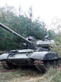 Ničení plevele pomocí tanků v Pánově u Hodonína