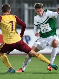 Jablonec remizoval v 11. kole Synot ligy s Duklou Praha 3:3, domácí Lukáš Masopust (v zeleném) se snaží obejít Jakuba Pavažance z Dukly