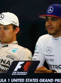 Lewis Hamilton se radoval z obhajoby titulu mistra světa, Nico Rosberg jeho nadšení zjevně nesdílel