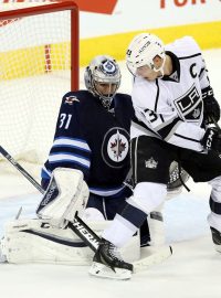 Ondřej Pavelec zasahuje v nočním zápase proti Los Angeles Kings