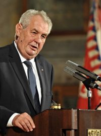 Udílení vyznamenání na Pražském hradě 28. října 2015. Na snímku prezident Miloš Zeman při projevu