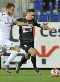 Fotbalisté Slovácka remizovali s Jabloncem. Stanislav Hofmann (v bílém) ze Slovácka a Stanislav Tecl z Jablonce.