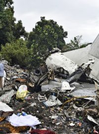 Trosky letadla, které se zřítilo u letiště v jihosúdánské Jubě