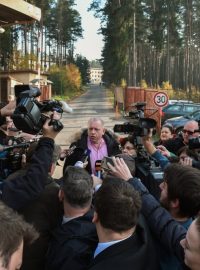 Ministr Milan Chovanec (uprostřed) a ministryně Michaela Marksová (uprostřed vpravo) si prohlédli zařízení pro uprchlíky v Bělé pod Bezdězem na Mladoboleslavsku