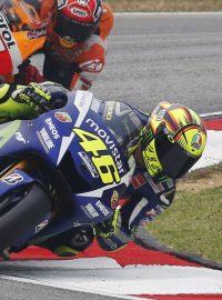 Valentino Rossi (v popředí)