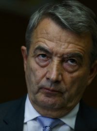 Prezident Německého fotbalového svazu (DFB) Wolfgang Niersbach rezignoval. Funkci převzali místopředsedové Reinhard Rauball a Rainer Koch