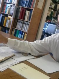 Jazykovědec Jan Bičovský z Filosofické fakulty UK ukazuje chetitský text psaný klínovým písmem