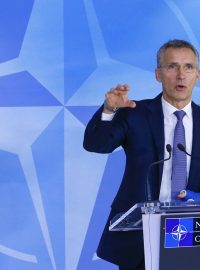 Generální tajemník NATO Jens Stoltenberg před schůzkou ministrů zahraničí zemí aliance v Bruselu