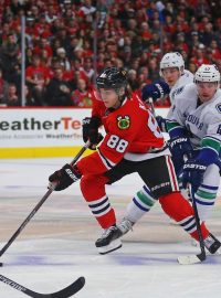 Útočník Blackhawks Patrick Kane (88) v zápase s Vancouverem (13. prosince 2015)