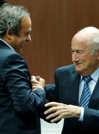 Michel Platini a Sepp Blatter budou dnes a zítra vyslyšeni etickou komisí FIFA
