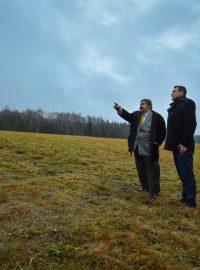 Hejtman Libereckého kraje Martin Půta (vpravo) a starosta Chrastavy Michael Canov si prohlédli pozemky v Chrastavě-Vítkově na Liberecku