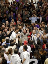 Uprostřed snímku lídr strany Podemos Pablo Iglesias