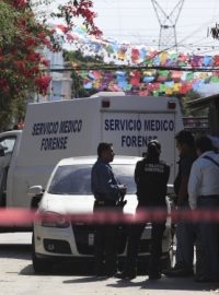 Policejní týmy před domem zavražděné starostky mexického města Temixco.