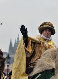 Tři králové na velbloudech vedli po Karlově mostě průvod, který 3. ledna zahájil šestnáctý ročník Tříkrálové sbírky v Praze.