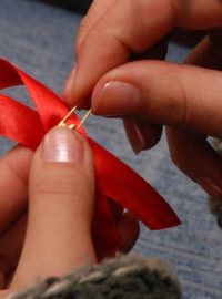 Červená stužka je symbol celosvětového boje proti HIV