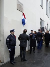 Francouzský prezident François Hollande tři pamětní desky, které připomínají atentát na redakci Charlie Hebdo