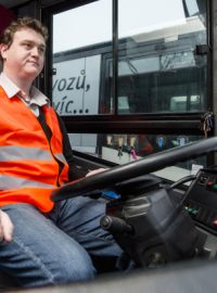 Část řidičů autobusů v Královéhradeckém kraji vyjela 5. ledna v reflexních vestách na protest proti tendru kraje na autobusové dopravce pro roky 2017 až 2026. Podpořili tím akci odborů nazvanou Vesty pro Královéhradecký kraj. Odbory žádají zrušení tendru