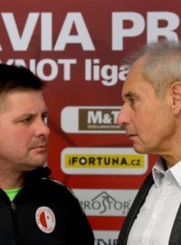 Trenér Slavie Dušan Uhrin ml. v diskuzi se spolumajitelem týmu Jiřím Šimáněm