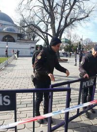 Policisté hlídají historické centrum Istanbulu, kde došlo k výbuchu