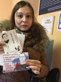 Anastásia Zotová s letáčky propagujícími propuštění jejího snoubence Illy Dadina