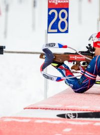 Michal Krčmář na střelnici závodu s hromadným startem v německém Ruhpoldingu