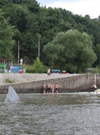 Dvoumetrová žraločí ploutev měla podle záměru umělců zdobit koryto řeky Berounky u Dobřichovic. Plastika vznikla v rámci sympozia Cesta mramoru